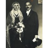 Ismeretlen műterem, különös menyasszony fekete ruhában, esküvő, vőlegény, bajusz, cilinder, virág, Horthy-korszak, 1920-as évek, Eredeti fotó, papírkép. 