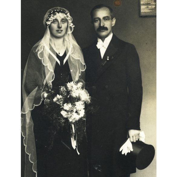 Ismeretlen műterem, különös menyasszony fekete ruhában, esküvő, vőlegény, bajusz, cilinder, virág, Horthy-korszak, 1920-as évek, Eredeti fotó, papírkép. 
