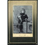 Mai Miksa Fényképészeti Műintézete, Budapest (VI. Aréna út 59.), elegáns kislány babával, karikával, labdával, játék, monarchia, 1900-as évek, Eredeti pecséttel jelzett kabinetfotó.  