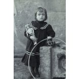 Mai Miksa Fényképészeti Műintézete, Budapest (VI. Aréna út 59.), elegáns kislány babával, karikával, labdával, játék, monarchia, 1900-as évek, Eredeti pecséttel jelzett kabinetfotó.  