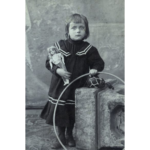 Mai Miksa Fényképészeti Műintézete, Budapest (VI. Aréna út 59.), elegáns kislány babával, karikával, labdával, játék, monarchia, 1900-as évek, Eredeti pecséttel jelzett kabinetfotó.  