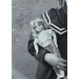 Mai Miksa Fényképészeti Műintézete, Budapest (VI. Aréna út 59.), elegáns kislány babával, karikával, labdával, játék, monarchia, 1900-as évek, Eredeti pecséttel jelzett kabinetfotó.  