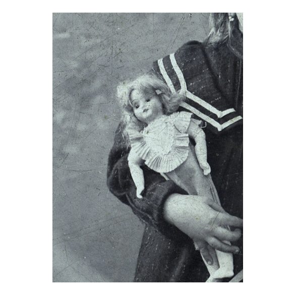 Mai Miksa Fényképészeti Műintézete, Budapest (VI. Aréna út 59.), elegáns kislány babával, karikával, labdával, játék, monarchia, 1900-as évek, Eredeti pecséttel jelzett kabinetfotó.  