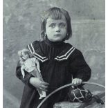 Mai Miksa Fényképészeti Műintézete, Budapest (VI. Aréna út 59.), elegáns kislány babával, karikával, labdával, játék, monarchia, 1900-as évek, Eredeti pecséttel jelzett kabinetfotó.  