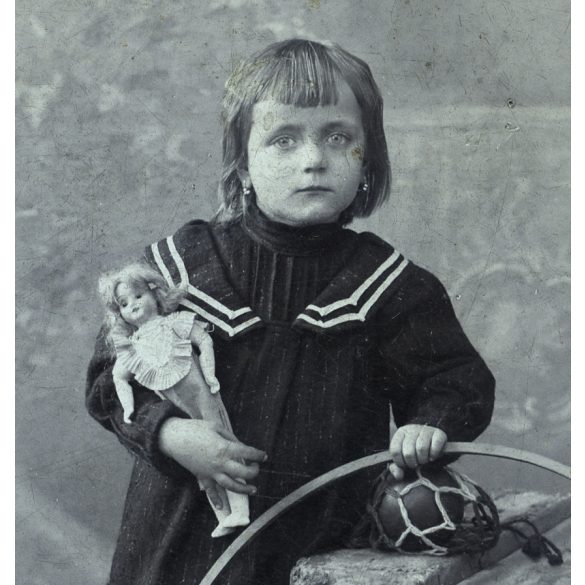 Mai Miksa Fényképészeti Műintézete, Budapest (VI. Aréna út 59.), elegáns kislány babával, karikával, labdával, játék, monarchia, 1900-as évek, Eredeti pecséttel jelzett kabinetfotó.  