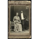 Nagyobb méret, Pete Gyula műterme, Székesfehérvár, elegáns házaspár virágcsokorral, bajusz,  monarchia, 1900-as évek, Eredeti kabinetfotó, széle vágott, sarka sérült. 