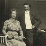 Nagyobb méret, Pete Gyula műterme, Székesfehérvár, elegáns házaspár virágcsokorral, bajusz,  monarchia, 1900-as évek, Eredeti kabinetfotó, széle vágott, sarka sérült. 