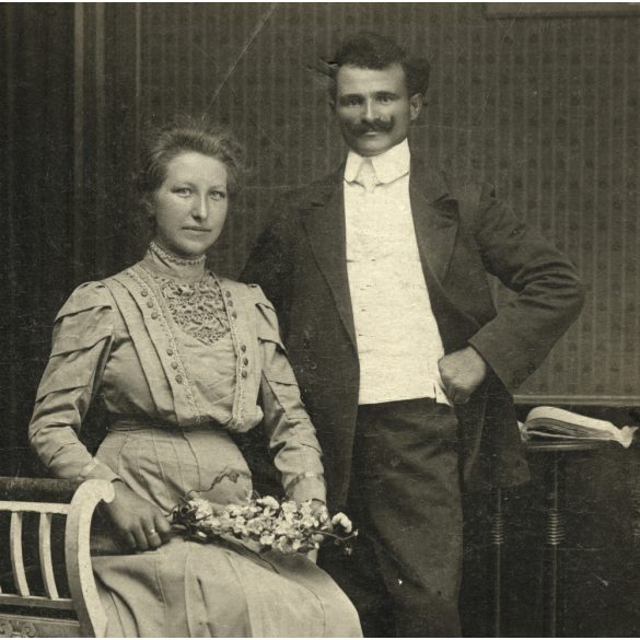 Nagyobb méret, Pete Gyula műterme, Székesfehérvár, elegáns házaspár virágcsokorral, bajusz,  monarchia, 1900-as évek, Eredeti kabinetfotó, széle vágott, sarka sérült. 