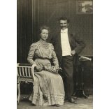 Nagyobb méret, Pete Gyula műterme, Székesfehérvár, elegáns házaspár virágcsokorral, bajusz,  monarchia, 1900-as évek, Eredeti kabinetfotó, széle vágott, sarka sérült. 