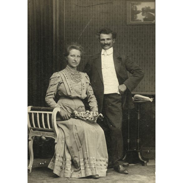 Nagyobb méret, Pete Gyula műterme, Székesfehérvár, elegáns házaspár virágcsokorral, bajusz,  monarchia, 1900-as évek, Eredeti kabinetfotó, széle vágott, sarka sérült. 