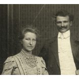 Nagyobb méret, Pete Gyula műterme, Székesfehérvár, elegáns házaspár virágcsokorral, bajusz,  monarchia, 1900-as évek, Eredeti kabinetfotó, széle vágott, sarka sérült. 