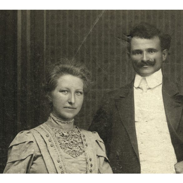 Nagyobb méret, Pete Gyula műterme, Székesfehérvár, elegáns házaspár virágcsokorral, bajusz,  monarchia, 1900-as évek, Eredeti kabinetfotó, széle vágott, sarka sérült. 