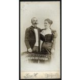 Nagyobb méret, Leon H. műterme, Budapest, elegáns házaspár portréja, bajusz,  monarchia, 1900-as évek, Eredeti kabinetfotó.  méret megközelítőleg (centiméterben): 11.5 x 20.5  Használt! Eredeti nagyít