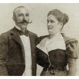 Nagyobb méret, Leon H. műterme, Budapest, elegáns házaspár portréja, bajusz,  monarchia, 1900-as évek, Eredeti kabinetfotó.  méret megközelítőleg (centiméterben): 11.5 x 20.5  Használt! Eredeti nagyít