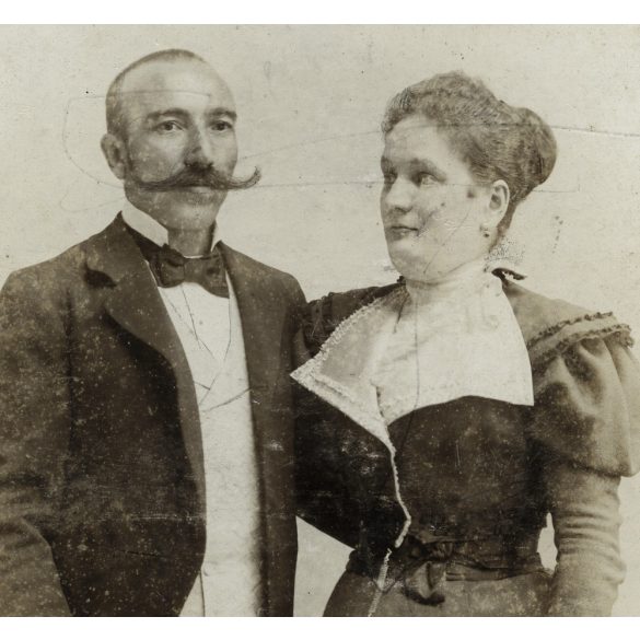 Nagyobb méret, Leon H. műterme, Budapest, elegáns házaspár portréja, bajusz,  monarchia, 1900-as évek, Eredeti kabinetfotó.  méret megközelítőleg (centiméterben): 11.5 x 20.5  Használt! Eredeti nagyít