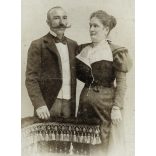 Nagyobb méret, Leon H. műterme, Budapest, elegáns házaspár portréja, bajusz,  monarchia, 1900-as évek, Eredeti kabinetfotó.  méret megközelítőleg (centiméterben): 11.5 x 20.5  Használt! Eredeti nagyít
