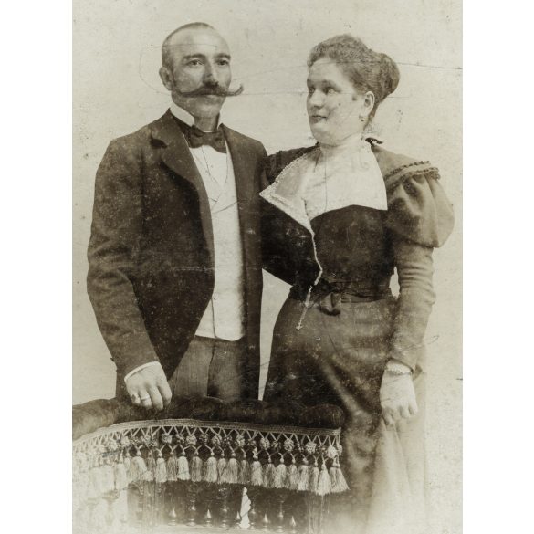 Nagyobb méret, Leon H. műterme, Budapest, elegáns házaspár portréja, bajusz,  monarchia, 1900-as évek, Eredeti kabinetfotó.  méret megközelítőleg (centiméterben): 11.5 x 20.5  Használt! Eredeti nagyít