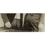 Nagyobb méret, Leon H. műterme, Budapest, elegáns házaspár portréja, bajusz,  monarchia, 1900-as évek, Eredeti kabinetfotó.  méret megközelítőleg (centiméterben): 11.5 x 20.5  Használt! Eredeti nagyít