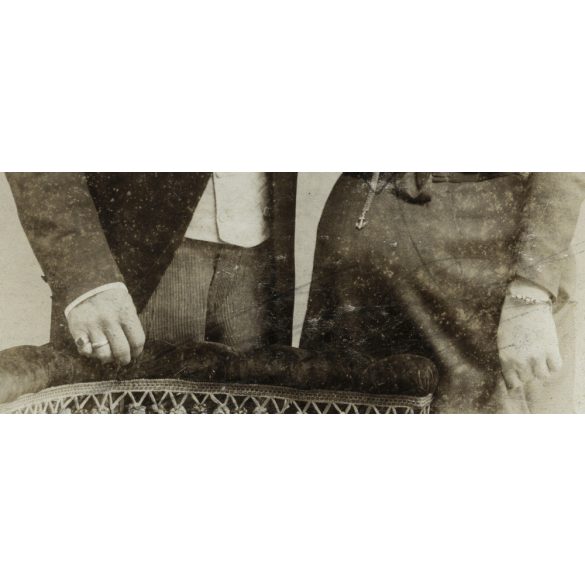 Nagyobb méret, Leon H. műterme, Budapest, elegáns házaspár portréja, bajusz,  monarchia, 1900-as évek, Eredeti kabinetfotó.  méret megközelítőleg (centiméterben): 11.5 x 20.5  Használt! Eredeti nagyít