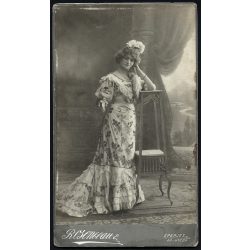   Nagyobb méret, Rosenblatt Emanuel műterme, Eperjes, Felvidék, elegáns hölgy gyönyörű ruhában, legyezővel,  monarchia, 1908., 1900-as évek, Eredeti kabinetfotó.  