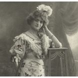 Nagyobb méret, Rosenblatt Emanuel műterme, Eperjes, Felvidék, elegáns hölgy gyönyörű ruhában, legyezővel,  monarchia, 1908., 1900-as évek, Eredeti kabinetfotó.  