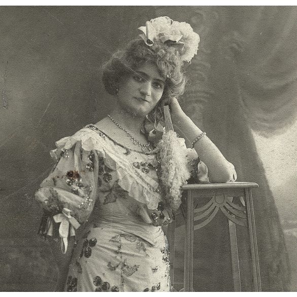 Nagyobb méret, Rosenblatt Emanuel műterme, Eperjes, Felvidék, elegáns hölgy gyönyörű ruhában, legyezővel,  monarchia, 1908., 1900-as évek, Eredeti kabinetfotó.  