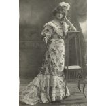 Nagyobb méret, Rosenblatt Emanuel műterme, Eperjes, Felvidék, elegáns hölgy gyönyörű ruhában, legyezővel,  monarchia, 1908., 1900-as évek, Eredeti kabinetfotó.  