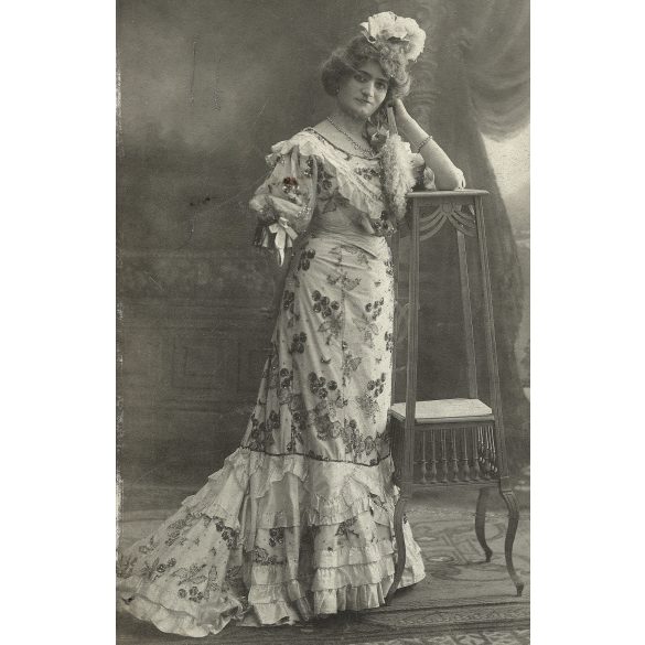 Nagyobb méret, Rosenblatt Emanuel műterme, Eperjes, Felvidék, elegáns hölgy gyönyörű ruhában, legyezővel,  monarchia, 1908., 1900-as évek, Eredeti kabinetfotó.  