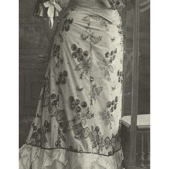 Nagyobb méret, Rosenblatt Emanuel műterme, Eperjes, Felvidék, elegáns hölgy gyönyörű ruhában, legyezővel,  monarchia, 1908., 1900-as évek, Eredeti kabinetfotó.  