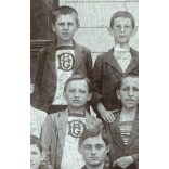 Nagyobb méret, osztálykép, tanuló fiúk pap tanítóval, különös jelzésű egyenpólók, iskola, monarchia, 1900-as évek, Eredeti hátul feliratozott kabinetfotó, körben vágott, sarka sérült. 