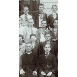 Nagyobb méret, osztálykép, tanuló fiúk pap tanítóval, különös jelzésű egyenpólók, iskola, monarchia, 1900-as évek, Eredeti hátul feliratozott kabinetfotó, körben vágott, sarka sérült. 