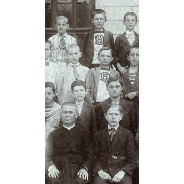 Nagyobb méret, osztálykép, tanuló fiúk pap tanítóval, különös jelzésű egyenpólók, iskola, monarchia, 1900-as évek, Eredeti hátul feliratozott kabinetfotó, körben vágott, sarka sérült. 