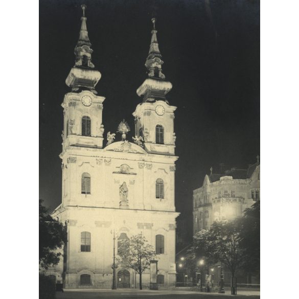 Nagyobb méret, este a Batthyány téren, Budapest, templom, helytörténet, Horthy-korszak, 1930-as évek, Eredeti fotó, papírkép, ajándéknak, dekorációnak is kiváló. Ritka esti felvétel.  