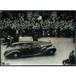 Nagyobb méret, Daimler diplomáciai autó rendőri kísérettel, London, Anglia, talán szovjet zászlóval, talán Hruscsov látogatása, jármű, közlekedés, kommunizmus, 1950-es évek, Eredeti fotó, papírkép fel