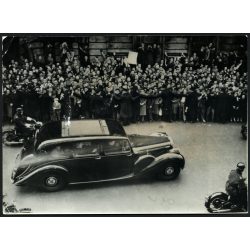   Nagyobb méret, Daimler diplomáciai autó rendőri kísérettel, London, Anglia, talán szovjet zászlóval, talán Hruscsov látogatása, jármű, közlekedés, kommunizmus, 1950-es évek, Eredeti fotó, papírkép fel