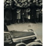 Nagyobb méret, Daimler diplomáciai autó rendőri kísérettel, London, Anglia, talán szovjet zászlóval, talán Hruscsov látogatása, jármű, közlekedés, kommunizmus, 1950-es évek, Eredeti fotó, papírkép fel