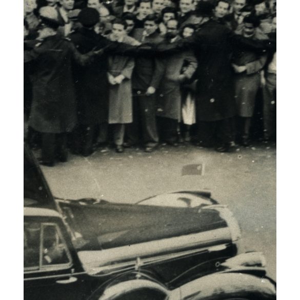 Nagyobb méret, Daimler diplomáciai autó rendőri kísérettel, London, Anglia, talán szovjet zászlóval, talán Hruscsov látogatása, jármű, közlekedés, kommunizmus, 1950-es évek, Eredeti fotó, papírkép fel