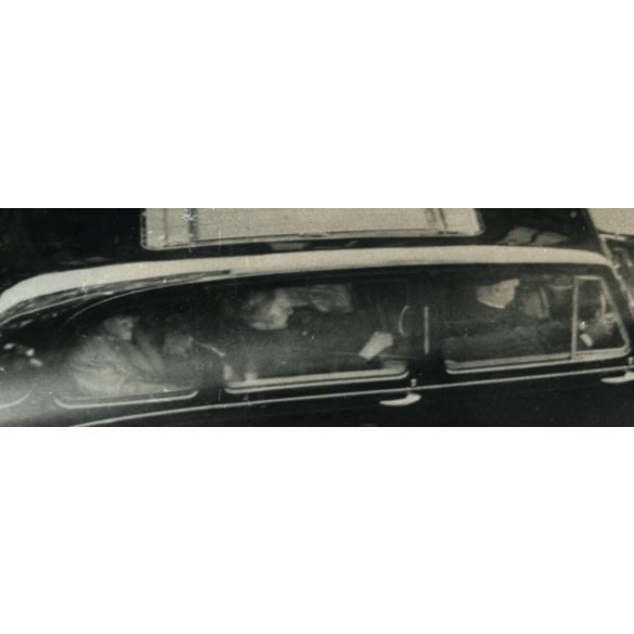 Nagyobb méret, Daimler diplomáciai autó rendőri kísérettel, London, Anglia, talán szovjet zászlóval, talán Hruscsov látogatása, jármű, közlekedés, kommunizmus, 1950-es évek, Eredeti fotó, papírkép fel