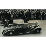 Nagyobb méret, Daimler diplomáciai autó rendőri kísérettel, London, Anglia, talán szovjet zászlóval, talán Hruscsov látogatása, jármű, közlekedés, kommunizmus, 1950-es évek, Eredeti fotó, papírkép fel