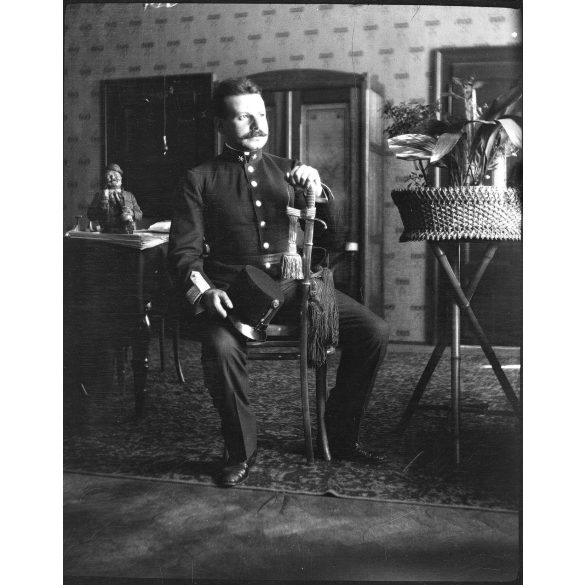 Nagyméretű fotó negatív Budapest, magyar katonatiszt egyenruhában, kard, bajusz, szobabelső, lakásbelső, monarchia, helytörténet, 1900-as évek,  Eredeti nagyméretű fotó negatív!        méret megközelí