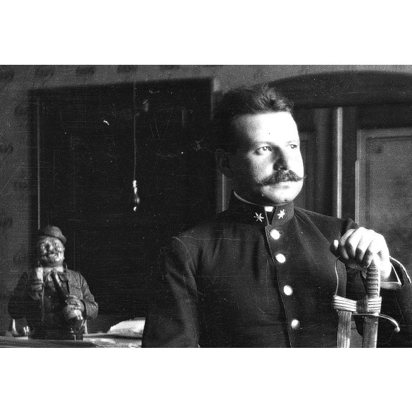 Nagyméretű fotó negatív Budapest, magyar katonatiszt egyenruhában, kard, bajusz, szobabelső, lakásbelső, monarchia, helytörténet, 1900-as évek,  Eredeti nagyméretű fotó negatív!        méret megközelí