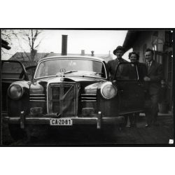   Mercedes Benz gépkocsi magyar rendszámmal, jármű, közlekedés, szocializmus, 1960-as évek, Eredeti fotó, papírkép.   