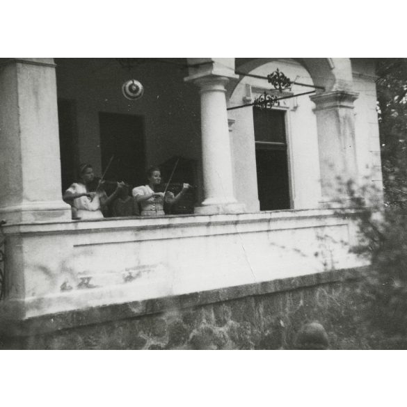 Vermes Mária művésznő hegedül, Klotildliget (Piliscsaba), Községháza, Templomépítő Bizottság műsora, Horthy-korszak, helytörténet, zene, művész, Pest megye, 1940, 1940-es évek, Eredeti fotó, feliratoz