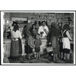   Kendős parasztasszonyok a Népboltban, falu, üzlet, eladó, reklám, kommunizmus,  1950-es évek. Eredeti fotó, Magyar Képszolgálat pecsétjével jelzett papírkép. 