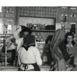 Kendős parasztasszonyok a Népboltban, falu, üzlet, eladó, reklám, kommunizmus,  1950-es évek. Eredeti fotó, Magyar Képszolgálat pecsétjével jelzett papírkép. 