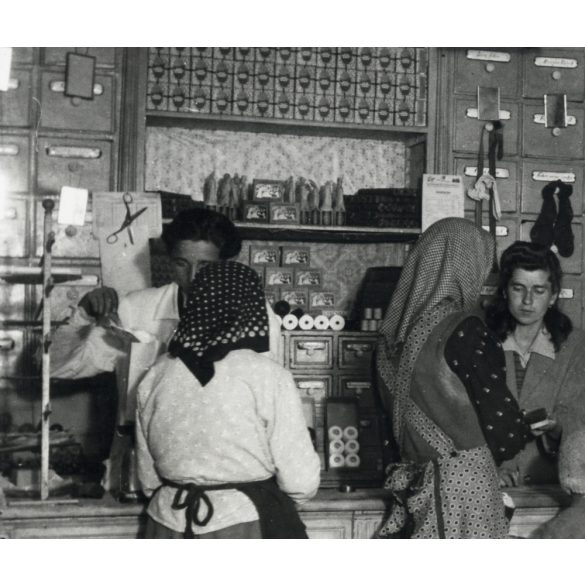 Kendős parasztasszonyok a Népboltban, falu, üzlet, eladó, reklám, kommunizmus,  1950-es évek. Eredeti fotó, Magyar Képszolgálat pecsétjével jelzett papírkép. 