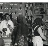 Kendős parasztasszonyok a Népboltban, falu, üzlet, eladó, reklám, kommunizmus,  1950-es évek. Eredeti fotó, Magyar Képszolgálat pecsétjével jelzett papírkép. 