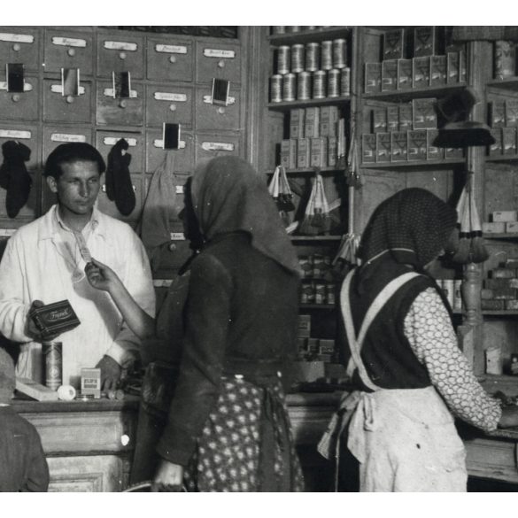 Kendős parasztasszonyok a Népboltban, falu, üzlet, eladó, reklám, kommunizmus,  1950-es évek. Eredeti fotó, Magyar Képszolgálat pecsétjével jelzett papírkép. 