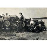 Hofherr, HSCS 30-35 traktorok a gépállomáson, jármű, mezőgazdaság, 1950-es évek. Eredeti fotó, Magyar Képszolgálat pecsétjével jelzett papírkép, szélén kopásnyom. 