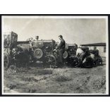 Hofherr, HSCS 30-35 traktorok a gépállomáson, jármű, mezőgazdaság, 1950-es évek. Eredeti fotó, Magyar Képszolgálat pecsétjével jelzett papírkép, szélén kopásnyom. 